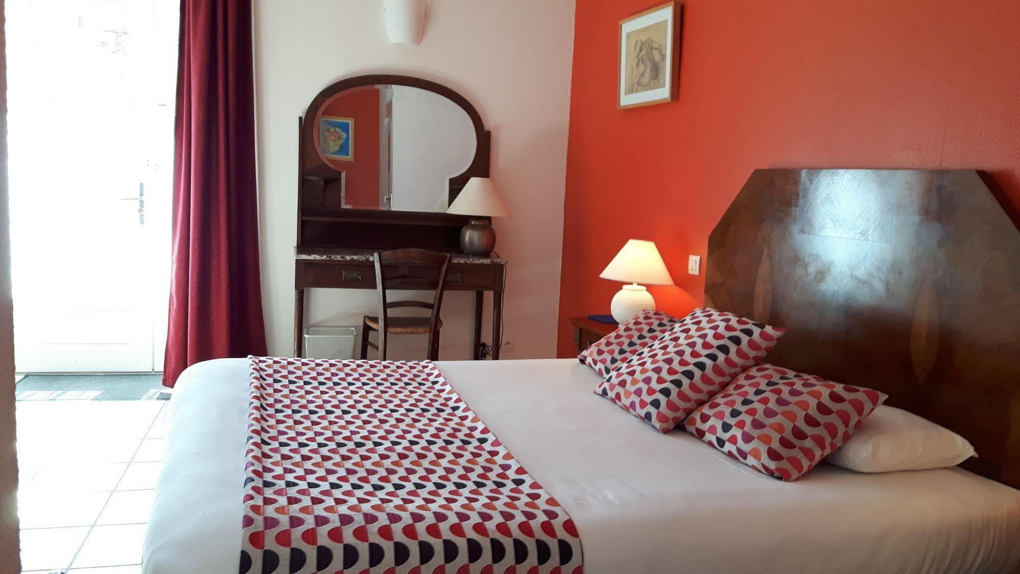 Hotel Du Donjon Aulnay  Ngoại thất bức ảnh