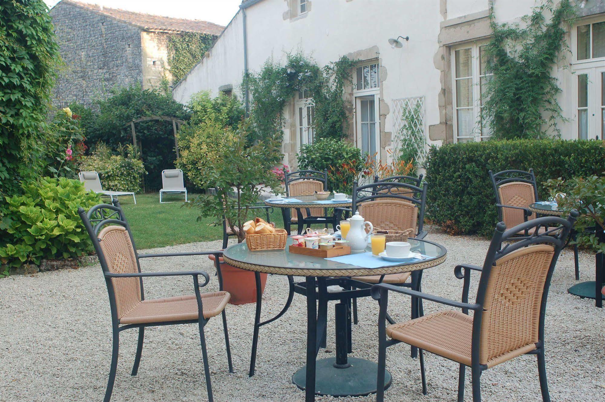 Hotel Du Donjon Aulnay  Ngoại thất bức ảnh