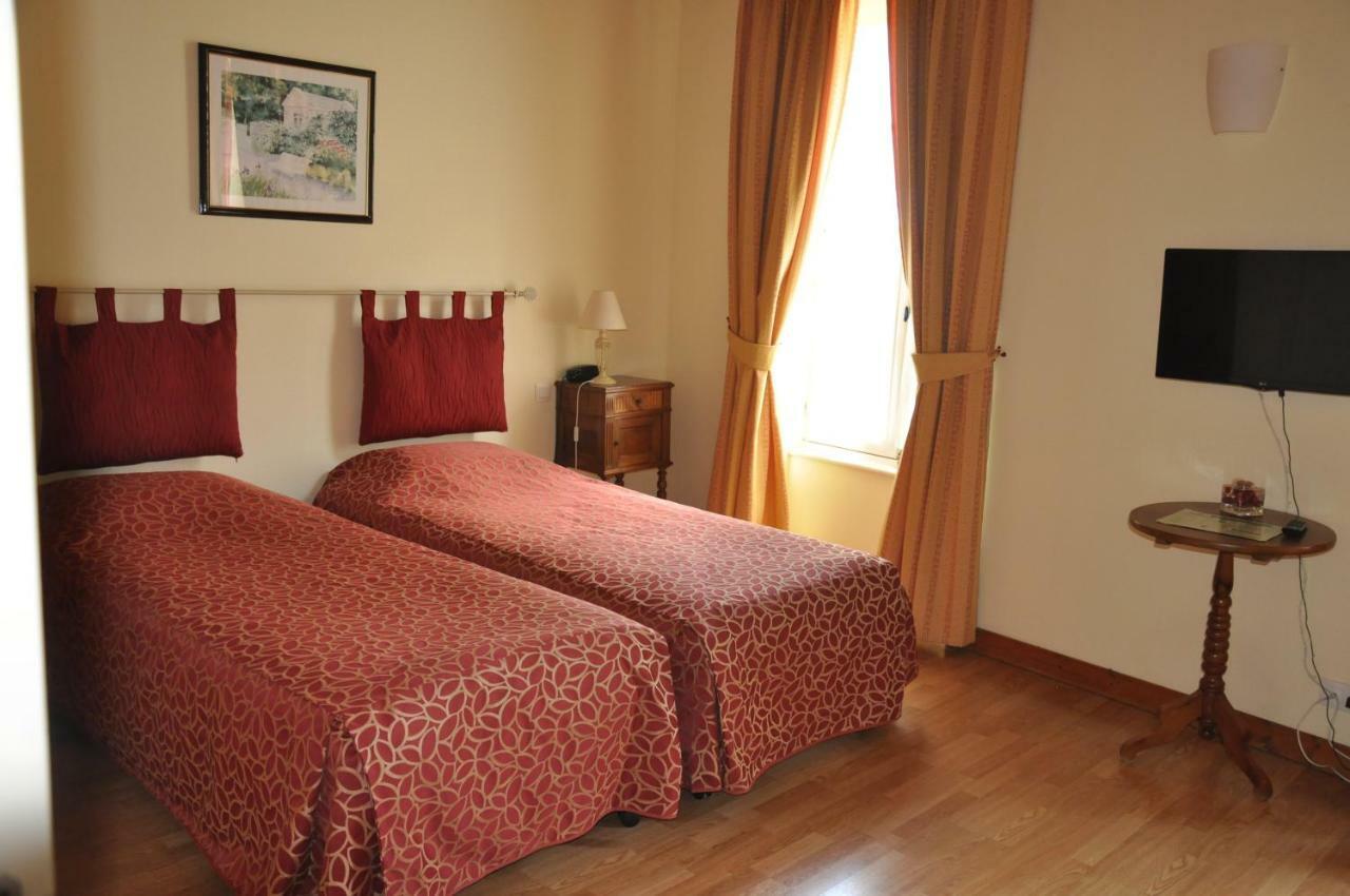 Hotel Du Donjon Aulnay  Ngoại thất bức ảnh